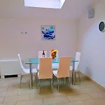 Lili Mar, 2-bedroom With Private Parking