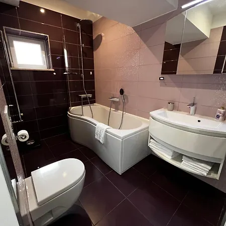 Lili Mar, 2-bedroom With Private Parking *