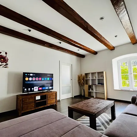 Lili Mar, 2-bedroom With Private Parking アパート