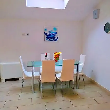 Lili Mar, 2-bedroom With Private Parking