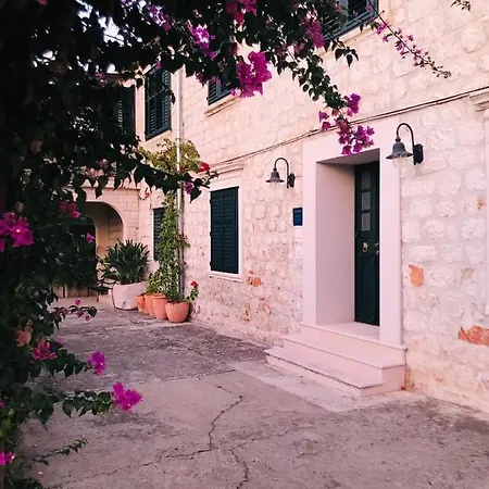 Apartment Lili Mar, 2-bedroom With Private Parking *