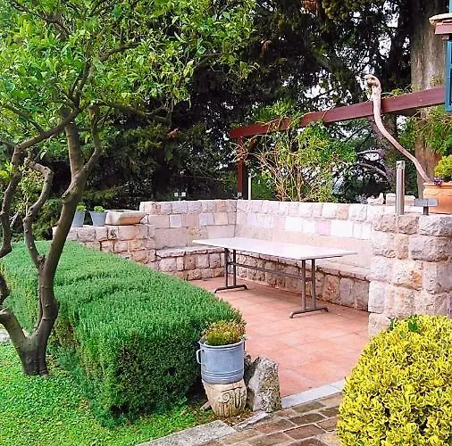 Lili Mar, 2-bedroom With Private Parking 아파트