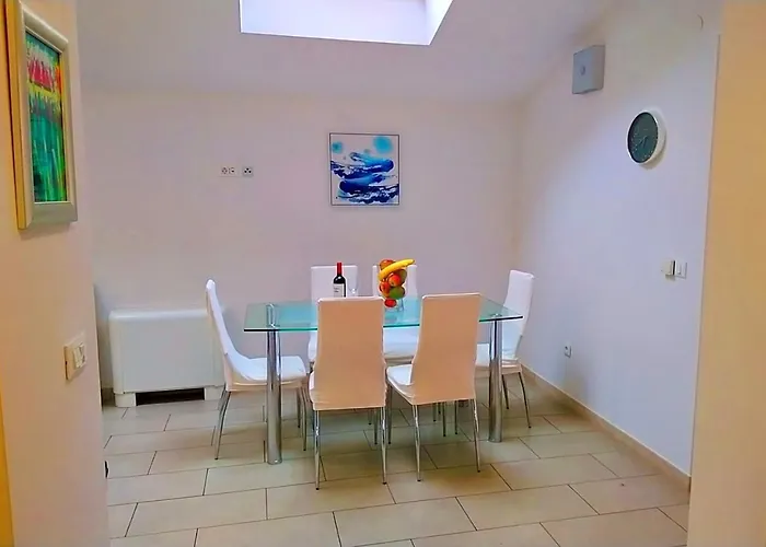 Lili Mar, 2-bedroom With Private Parking