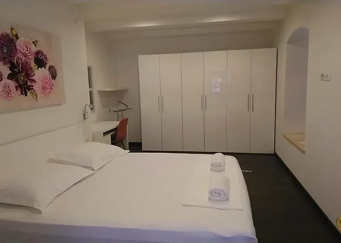 Lili Mar, 2-bedroom With Private Parking 아파트
