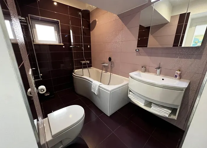 Lili Mar, 2-bedroom With Private Parking *