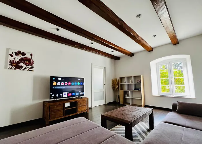 Lili Mar, 2-bedroom With Private Parking 아파트