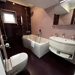 Lili Mar, 2-bedroom With Private Parking *